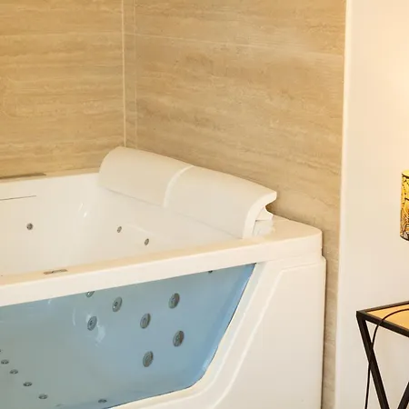Maris - Romantic Jacuzzi דירה *